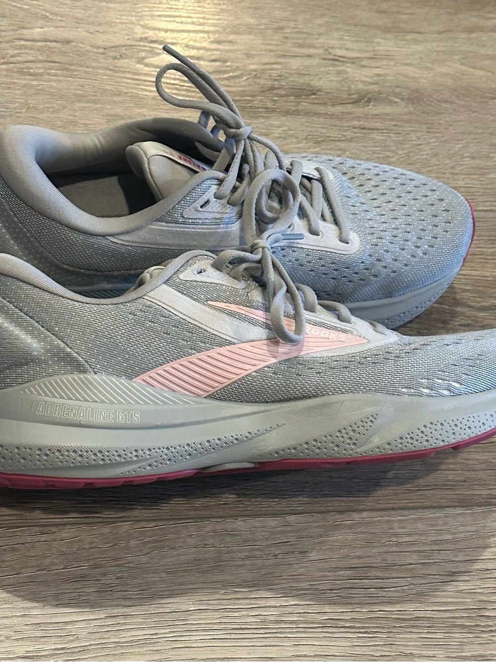 Brooks Women's Athletic Running Shoes in Light Gray and Pink